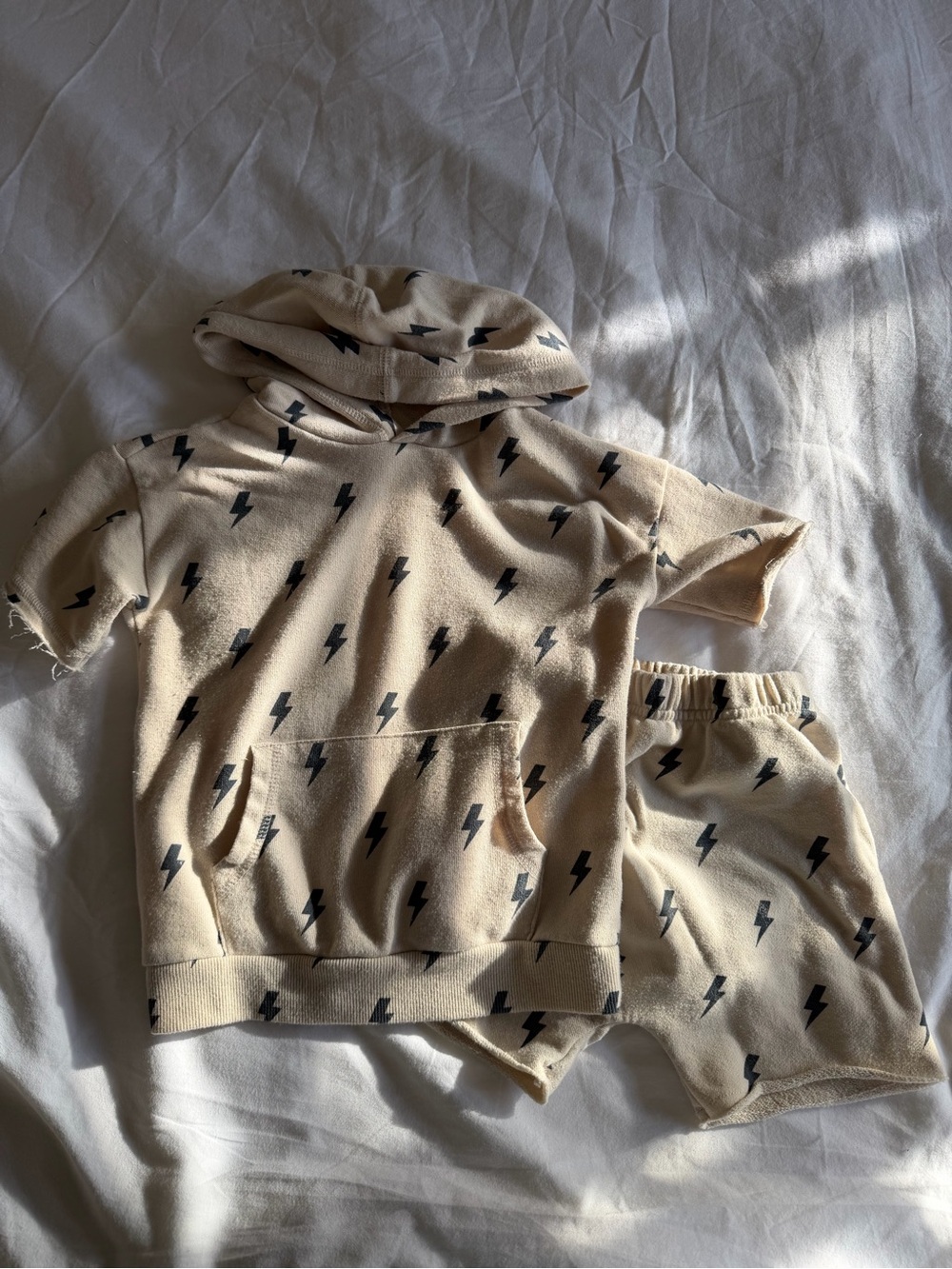 Grayson Mini Boys, Beige Lightning Bolt Hoodie & Shorts Set - size 4T